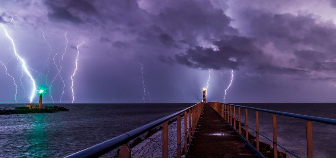 como-refugiarse-de-una-tormenta-electrica-aboutwhite