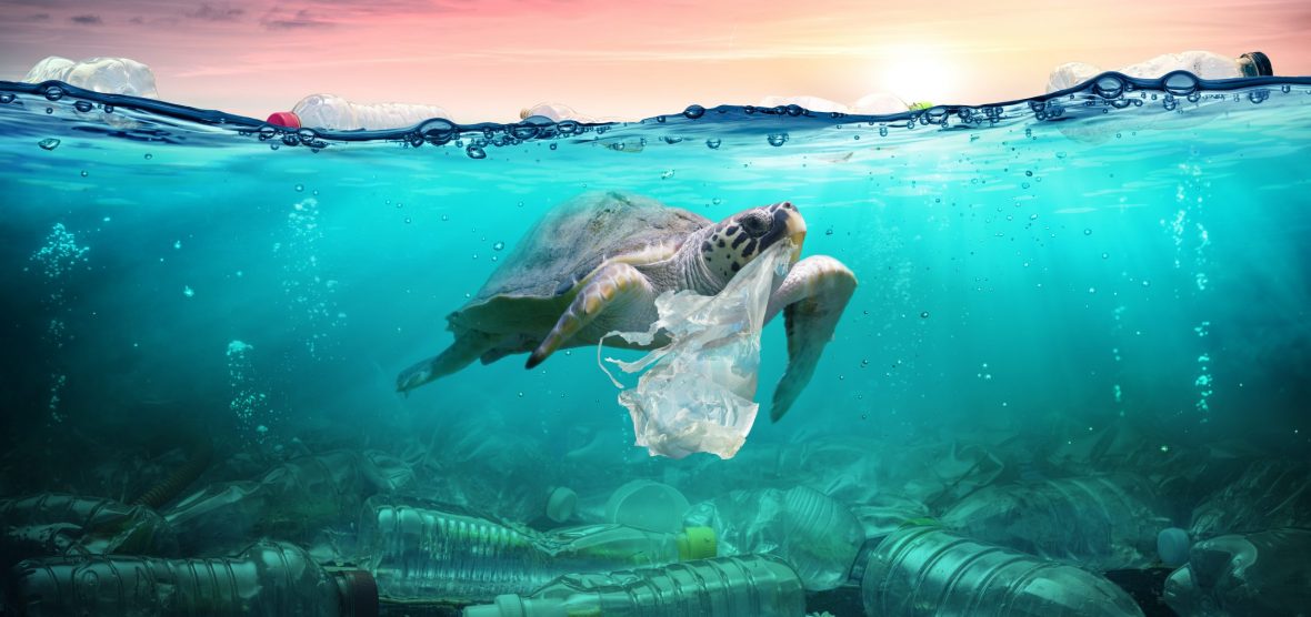 Oceáno contaminado por plásticos.